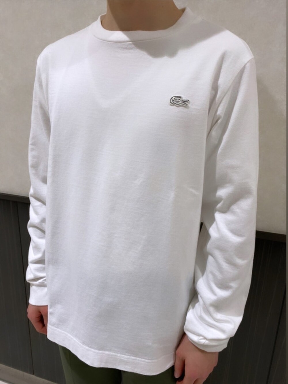 「ジャケット、メンズファッション、ダウン、ダウンジャケット、カーディガン、Tシャツ、ロンT、ラコステ、LACOSTE」｜「LACOSTEのミラノリブニットカーディガンジャケット（カーディガン/ボレロ、ブラック系）」を使った、sakataさん（メンズ・169cm）の春コーディネートの5枚目の写真