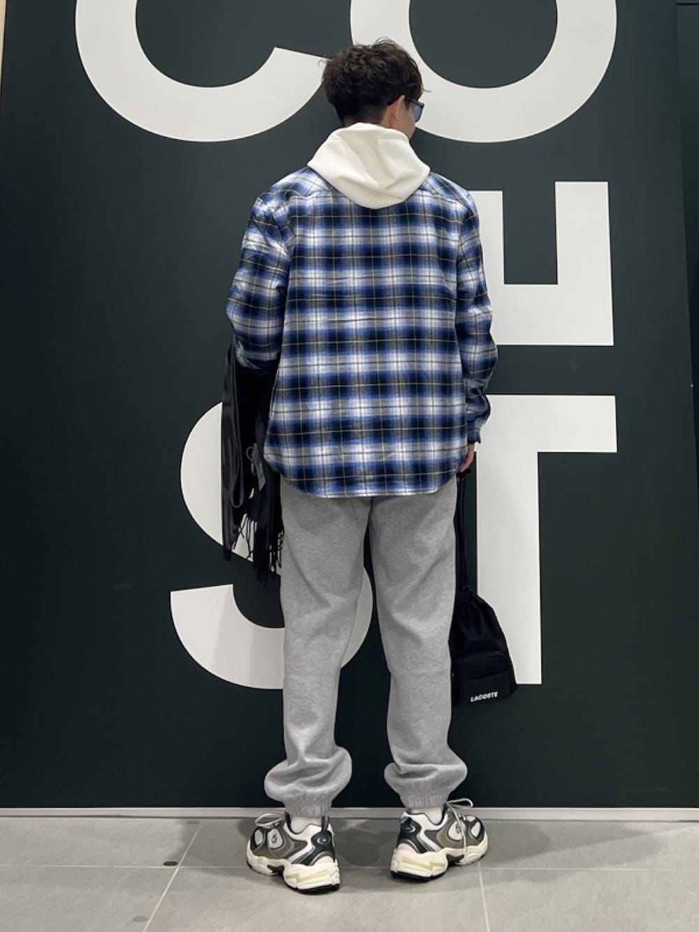 「シャツジャケット、パーカー、メンズファッション、チェックシャツ、スウェットパンツ、スニーカー、スニーカーコーデ、春コーデ、春めき満開コーデ、ショルダーバッグ、ラコステ、LACOSTE」｜「LACOSTEのキルティング インサレーションネルシャツジャケット（シャツ/ブラウス、ブルー系）」を使った、sakataさん（メンズ・169cm）の春コーディネートの5枚目の写真