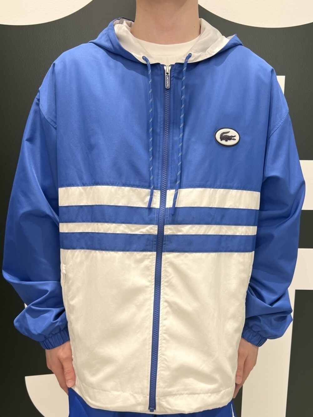 「休日コーデ、メンズファッション、メンズコーデ、スニーカーコーデ、ジャケット/アウター、トートバッグ、夏コーデ、ブルゾン、スポーツミックス」|「LACOSTEのカラーブロック耐水トラックジャケット(ブルゾン、ブルー系)」を使った、sakataさん(メンズ・169cm)の春コーディネートの5枚目の写真