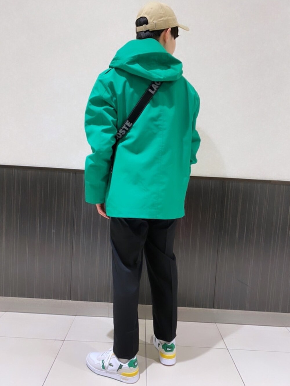 「春コーデ、春めき満開コーデ、スポーツミックス、春服コーデ、メンズファッション、春服、スウェット、スニーカー、マウンテンパーカー、キャップ、ボディバッグ、ラコステ、LACOSTE」｜「LACOSTEのワイド＆ショートフィールドジャケット（ブルゾン、グリーン系）」を使った、sakataさん（メンズ・169cm）の春コーディネートの5枚目の写真