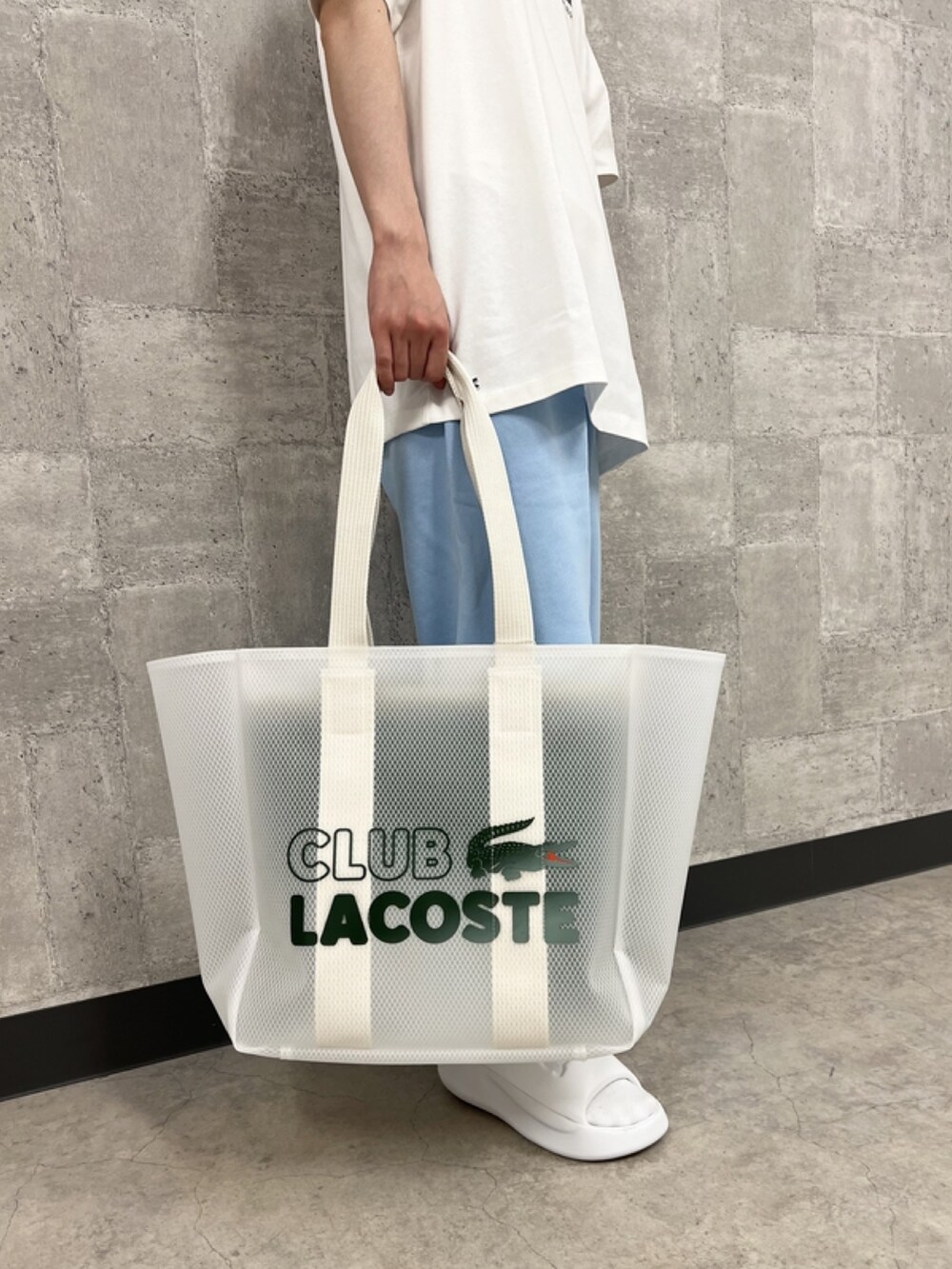 「春めき満開コーデ、春コーデ、チェックシャツ、スウェットパンツ、サンダル、トートバッグ、夏、ラコステ、LACOSTE」｜「LACOSTEのオープンネックチェックシャツ（シャツ/ブラウス、グリーン系）」を使った、sakataさん（メンズ・169cm）の春コーディネートの9枚目の写真
