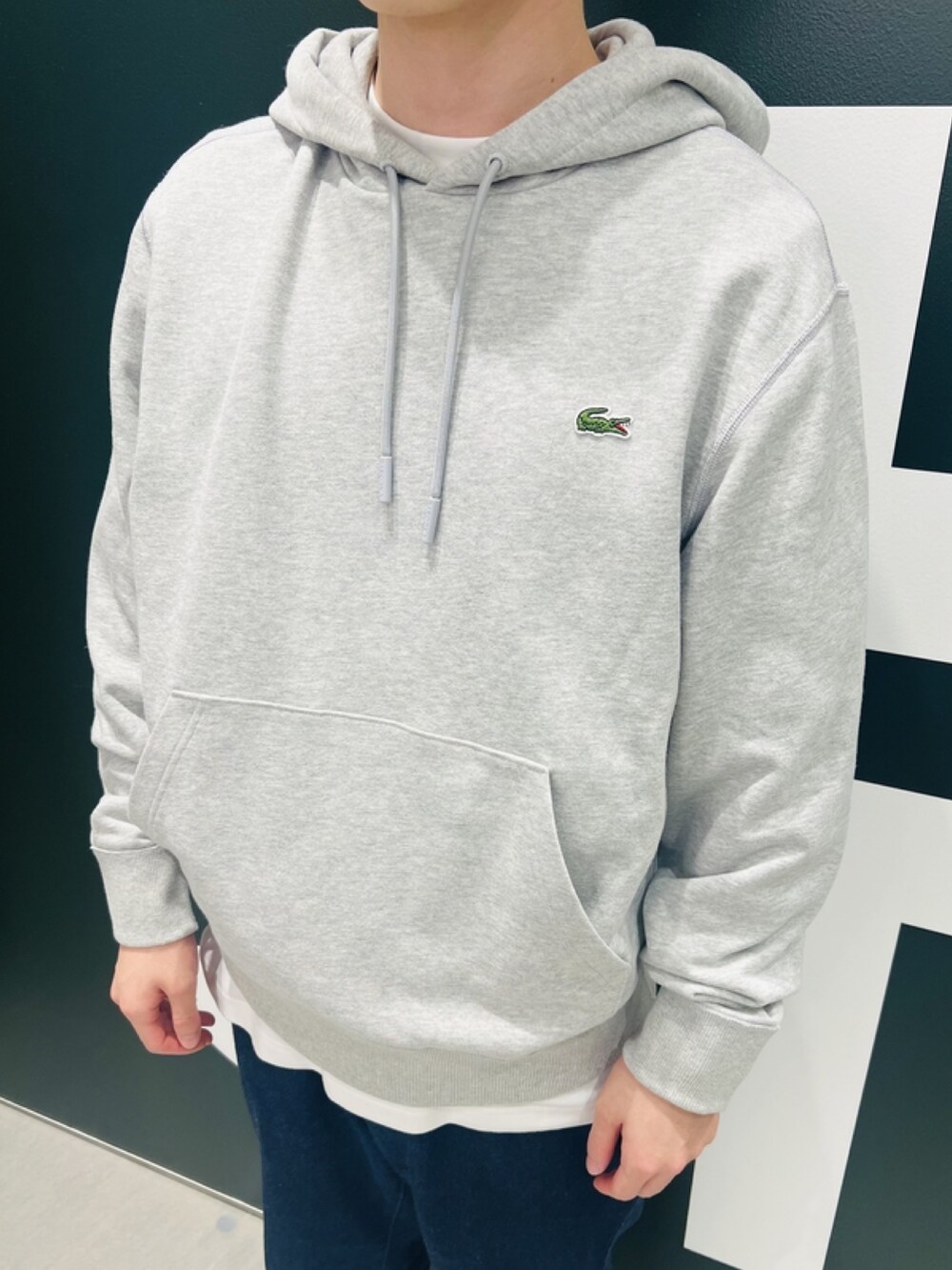 「春めき満開コーデ、春コーデ、メンズファッション、春服コーデ、カーディガン、パーカー、デニム、スニーカー、バッグ」｜「LACOSTEのエシカルウールニットアーガイルカーディガン（カーディガン/ボレロ、ブルー系）」を使った、sakataさん（メンズ・169cm）の春コーディネートの6枚目の写真