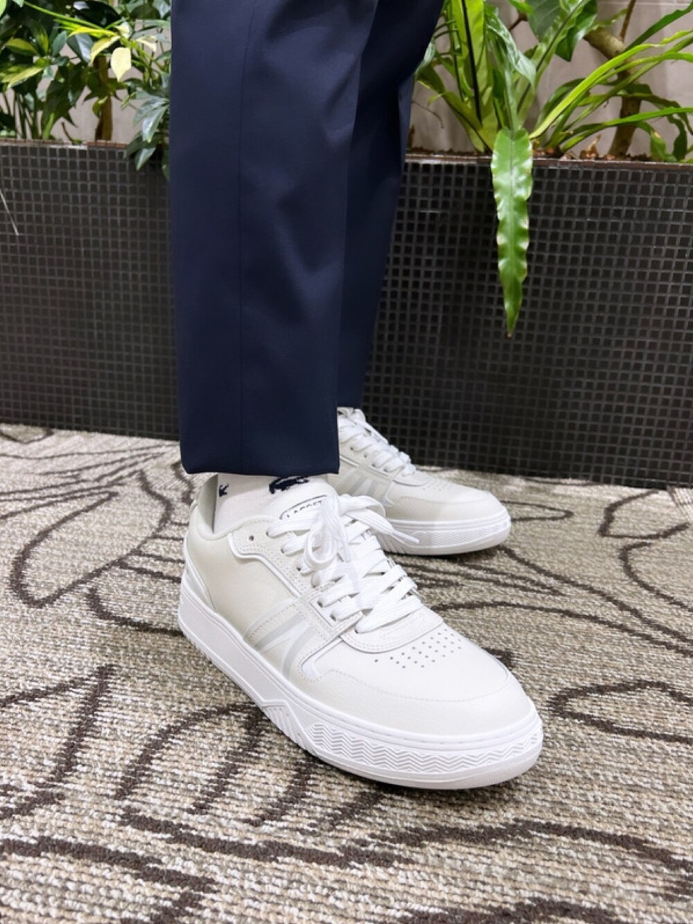 「ジャケット、春めき満開コーデ、春コーデ、メンズファッション、春服、春服コーデ、デニム、デニムシャツ、スラックス、ショルダーバッグ、スニーカー、ラコステ、LACOSTE」｜「LACOSTEのストレッチデニムシャツジャケット（シャツ/ブラウス、ブルー系）」を使った、sakataさん（メンズ・169cm）の春コーディネートの9枚目の写真