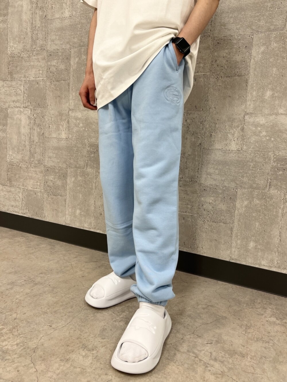 「春めき満開コーデ、春コーデ、チェックシャツ、スウェットパンツ、サンダル、トートバッグ、夏、ラコステ、LACOSTE」｜「LACOSTEのオープンネックチェックシャツ（シャツ/ブラウス、グリーン系）」を使った、sakataさん（メンズ・169cm）の春コーディネートの8枚目の写真