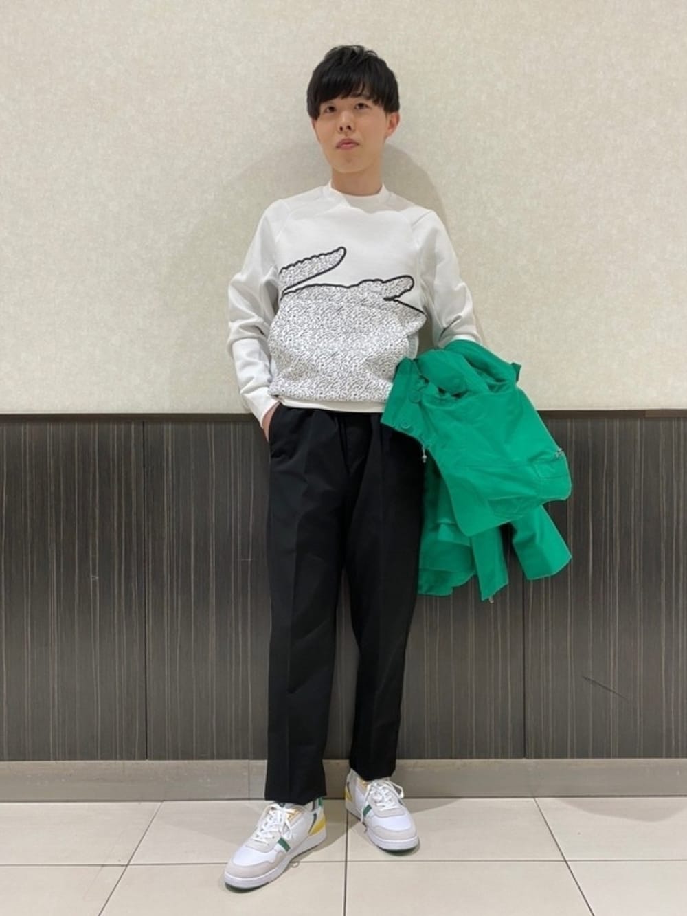 「春コーデ、春めき満開コーデ、スポーツミックス、春服コーデ、メンズファッション、春服、スウェット、スニーカー、マウンテンパーカー、キャップ、ボディバッグ、ラコステ、LACOSTE」｜「LACOSTEのワイド＆ショートフィールドジャケット（ブルゾン、グリーン系）」を使った、sakataさん（メンズ・169cm）の春コーディネートの6枚目の写真