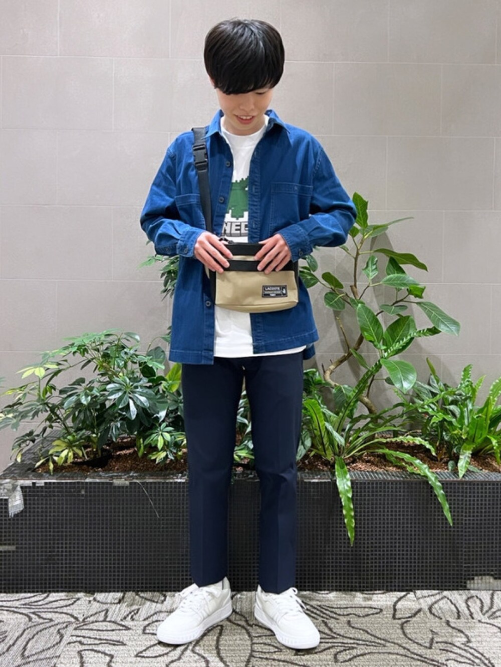 「ジャケット、春めき満開コーデ、春コーデ、メンズファッション、春服、春服コーデ、デニム、デニムシャツ、スラックス、ショルダーバッグ、スニーカー、ラコステ、LACOSTE」｜「LACOSTEのストレッチデニムシャツジャケット（シャツ/ブラウス、ブルー系）」を使った、sakataさん（メンズ・169cm）の春コーディネートの2枚目の写真