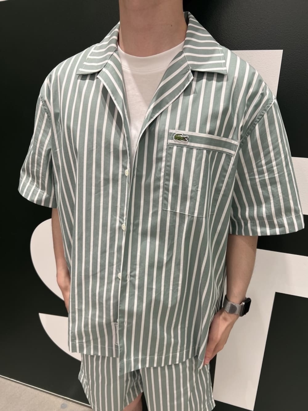 「柄シャツ、ショルダーバッグ、サングラス、サンダル、シャツスタイル、白Tシャツ、メンズコーデ、春夏コーデ、リラックススタイル、ストライプシャツ、ストライプ」｜「LACOSTEのアウトラインクロッククルーネック半袖Tシャツ（Tシャツ/カットソー、ホワイト系）」を使った、sakataさん（メンズ・169cm）の春コーディネートの6枚目の写真