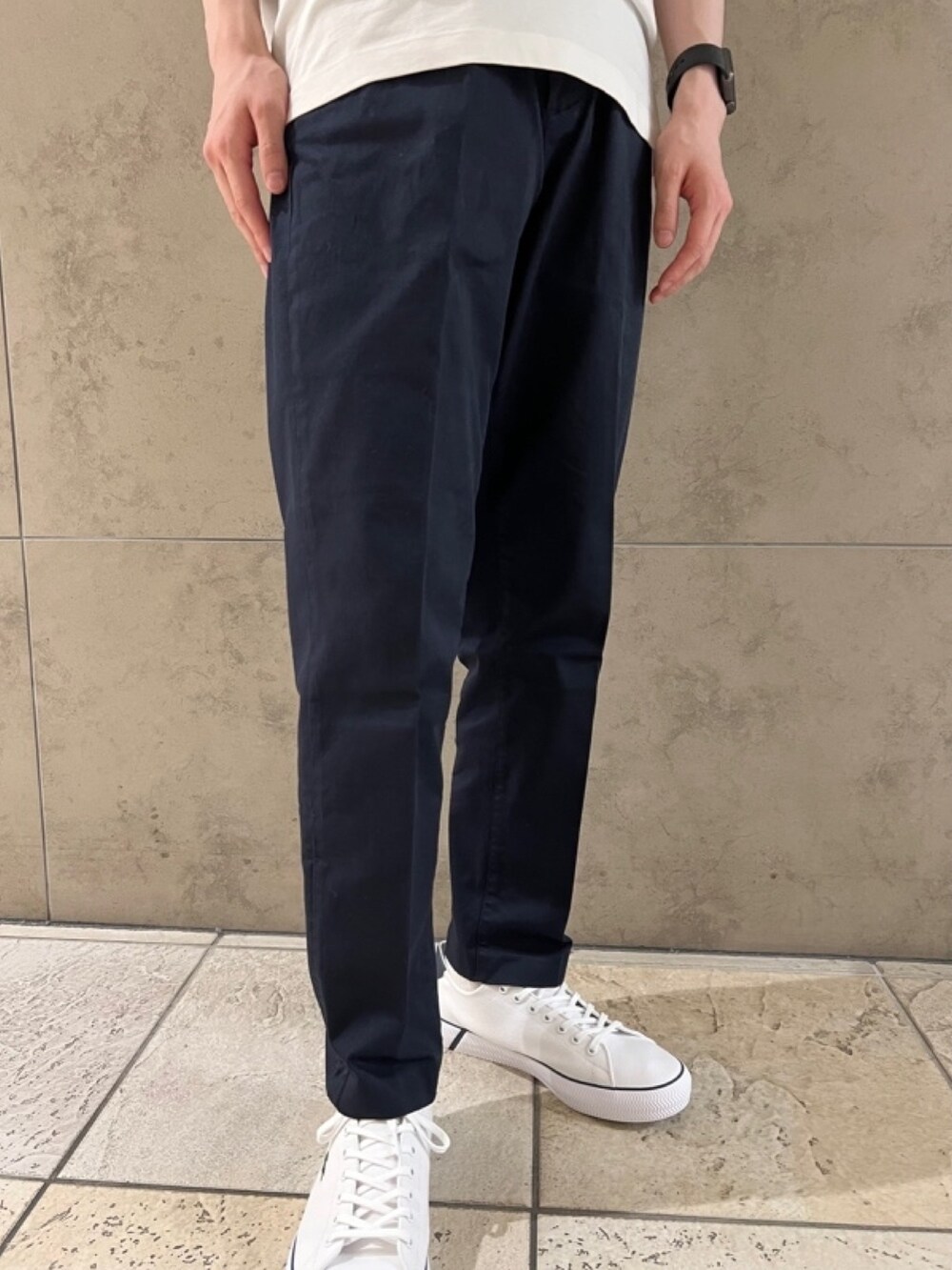 「春コーデ、春めき満開コーデ、メンズファッション、春服、春服コーデ、シャツ、シャツスタイル、リネンシャツ、Tシャツ、ショルダーバッグ、スニーカー、ラコステ、LACOSTE」｜「LACOSTEのリネン×コットンワントーンウィンドウペンチェックシャツ（シャツ/ブラウス、オレンジ系）」を使った、sakataさん（メンズ・169cm）の春コーディネートの8枚目の写真