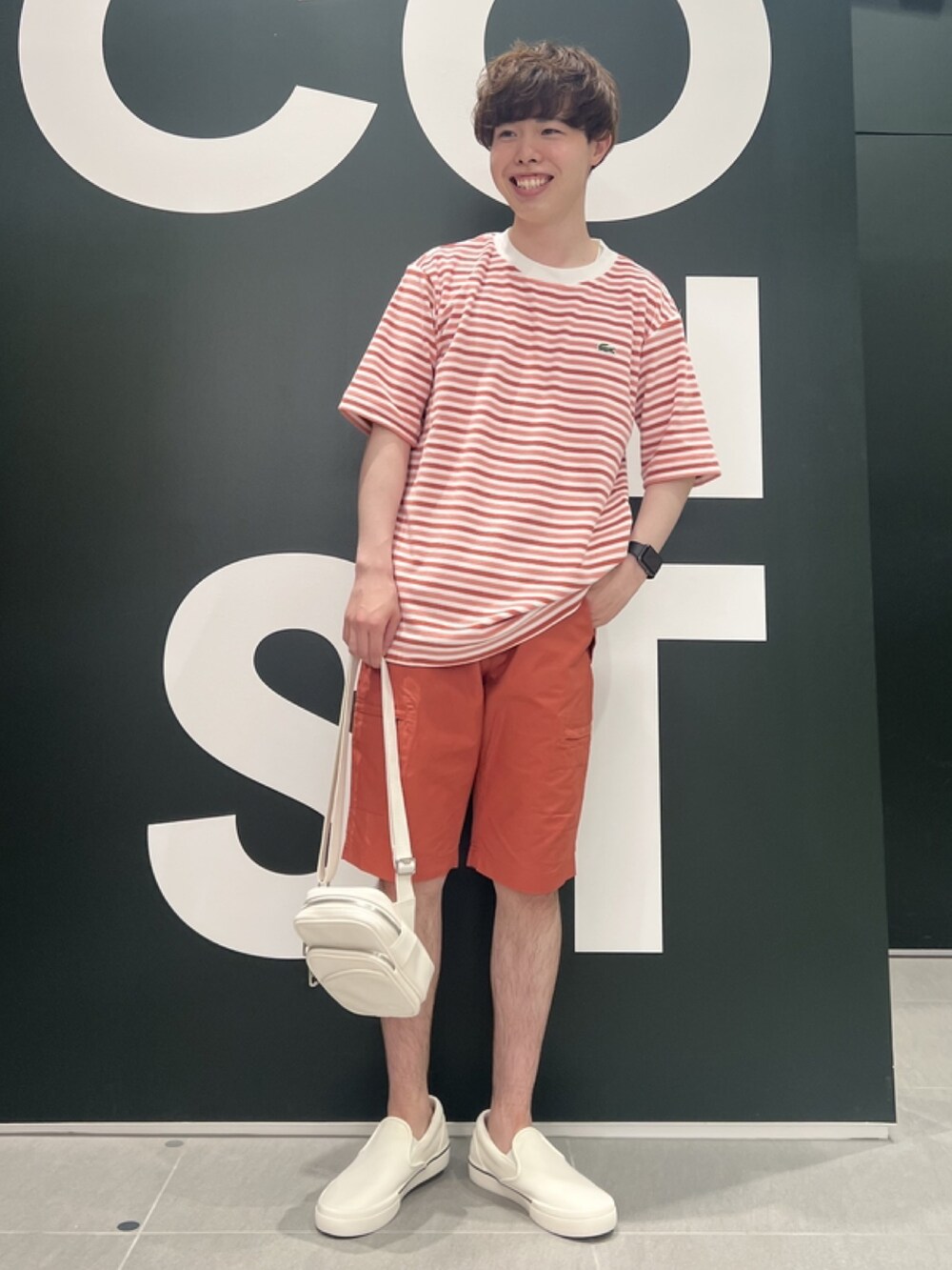 「春コーデ、春めき満開コーデ、メンズファッション、ゆるコーデ、春色、カジュアルコーデ、赤コーデ、Tシャツ、スリッポン、リネンシャツ、ショルダーバッグ」｜「LACOSTEのオーバーサイズ ハイゲージパイル地ボーダー半袖Tシャツ（Tシャツ/カットソー、レッド系）」を使った、sakataさん（メンズ・169cm）の春コーディネートの2枚目の写真