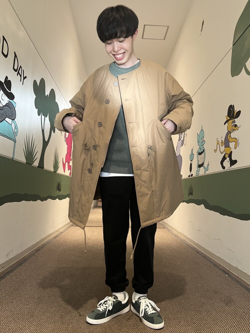 「今日のコーデ、ミリタリージャケット、ニット、コーデュロイ、コーデュロイパンツ、ショルダーバッグ、スニーカー、２ＷＡＹ、アウター」｜「LACOSTEのオーバーサイズ 比翼仕立て ナイロンミリタリーモッズコート / フード脱着可 2WAY キルティング中綿コート（モッズコート、ブラウン系）」を使った、sakataさん（メンズ・169cm）の春コーディネートの4枚目の写真