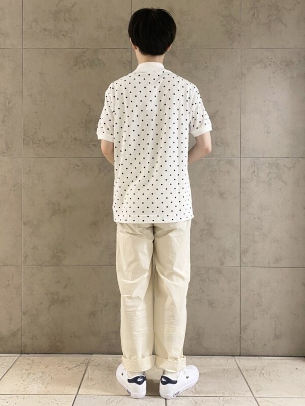 「スポーツミックス、春コーデ、春めき満開コーデ、メンズファッション、春服、トラックジャケット、トレンド、ポロシャツ、ドット、ホワイトコーデ、ショルダーバッグ、スニーカー、ラコステ、LACOSTE」｜「LACOSTEのメンズクラシック バーティカルカメラバッグ（ショルダーバッグ、ブルー系）」を使った、sakataさん（メンズ・169cm）の春コーディネートの3枚目の写真