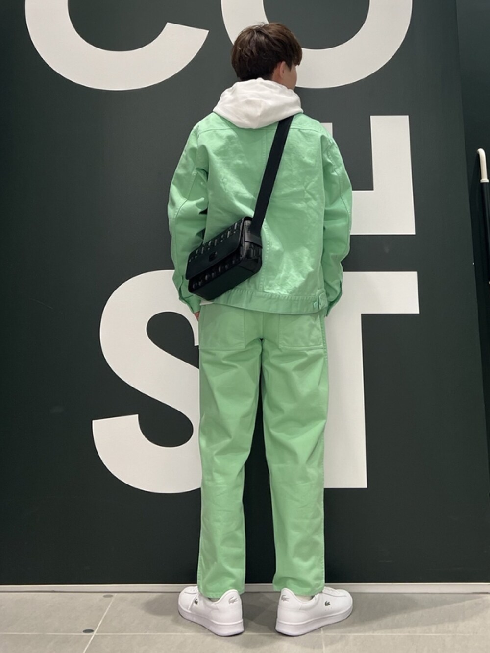「春コーデ、ジャケット、春めき満開コーデ、メンズファッション、春服コーデ、おでかけコーデ、セットアップ、テーラードジャケット、ラコステ、LACOSTE、デニム」｜「LACOSTEの11.5oz ボックスカラーデニムジャケット（デニムジャケット、グリーン系）」を使った、sakataさん（メンズ・169cm）の春コーディネートの5枚目の写真
