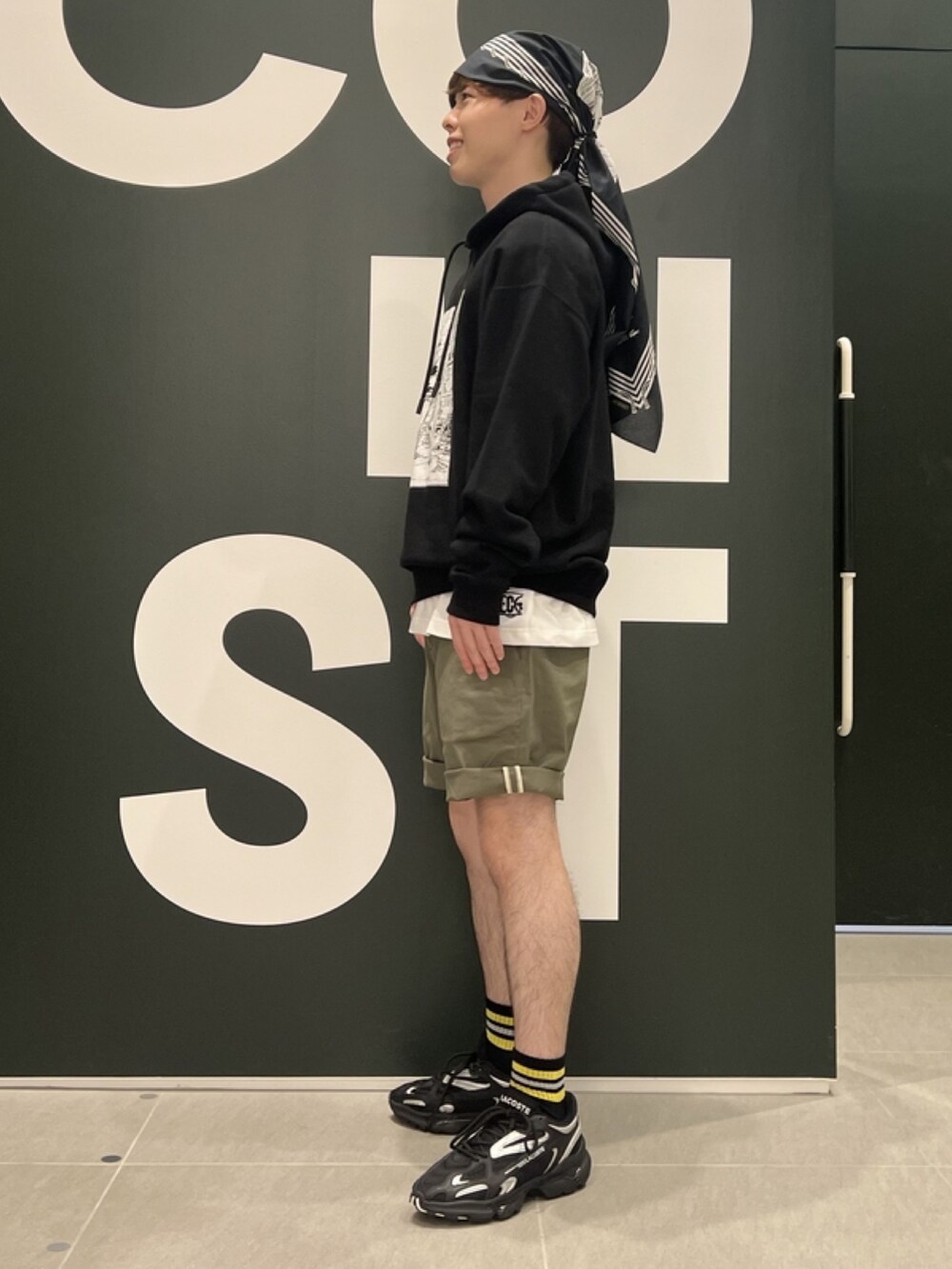 「春コーデ、春めき満開コーデ、メンズファッション、ゆるコーデ、厚底シューズ、ブラック」｜「LACOSTEのエッセンシャルバミューダショーツ（その他パンツ、グリーン系）」を使った、sakataさん（メンズ・169cm）の春コーディネートの3枚目の写真