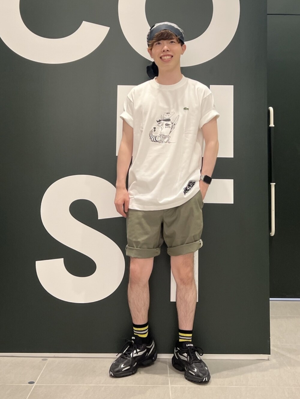 「春コーデ、春めき満開コーデ、メンズファッション、ゆるコーデ、厚底シューズ、ブラック」｜「LACOSTEのエッセンシャルバミューダショーツ（その他パンツ、グリーン系）」を使った、sakataさん（メンズ・169cm）の春コーディネートの4枚目の写真