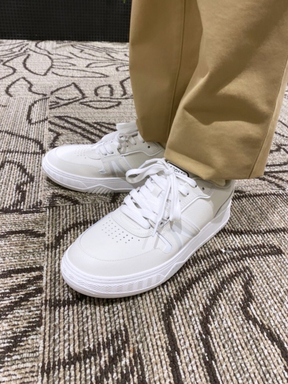 「メンズファッション、ダウン、ダウンジャケット、ニット、リュック、スニーカー、ラコステ、LACOSTE、冬、冬コーデ」｜「LACOSTEのミックスカラーメリノウールニットセーター（ニット/セーター、グリーン系）」を使った、sakataさん（メンズ・169cm）の春コーディネートの5枚目の写真