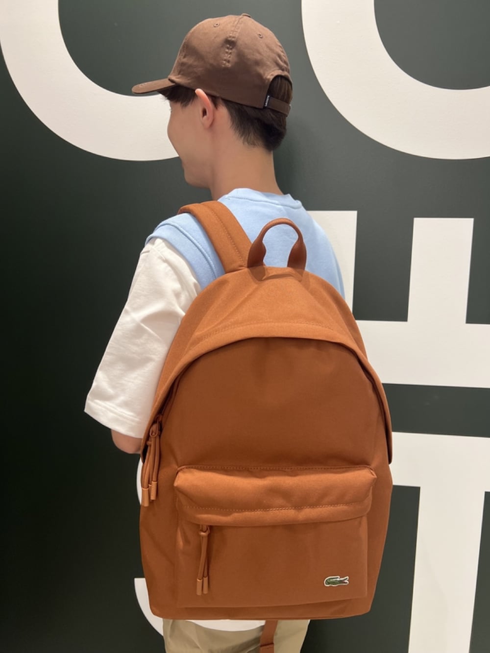「春コーデ、春めき満開コーデ、メンズファッション、春服、トレンド、Tシャツ、ベスト、キャップ、カーゴパンツ、スニーカー、リュック、バックパック、ラコステ、LACOSTE」｜「LACOSTEのオーバーサイズ アーガイル柄パッチ&ステッチスウェットベスト（ベスト、ブルー系）」を使った、sakataさん（メンズ・169cm）の春コーディネートの8枚目の写真