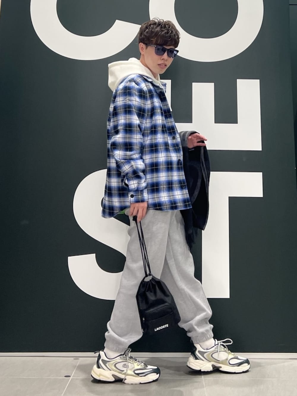 「シャツジャケット、パーカー、メンズファッション、チェックシャツ、スウェットパンツ、スニーカー、スニーカーコーデ、春コーデ、春めき満開コーデ、ショルダーバッグ、ラコステ、LACOSTE」｜「LACOSTEのキルティング インサレーションネルシャツジャケット（シャツ/ブラウス、ブルー系）」を使った、sakataさん（メンズ・169cm）の春コーディネートの4枚目の写真