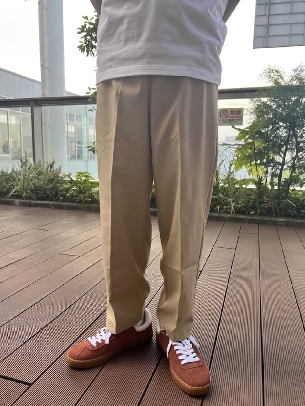 「春コーデ、春めき満開コーデ、メンズファッション、春服、おでかけコーデ、トレンド、Tシャツ、リラックス、スラックス、スニーカー、ショルダーバッグ、キャップ、ラコステ」｜「LACOSTEのメンズクラシック ショルダーバッグ（ショルダーバッグ、ブラック系）」を使った、sakataさん（メンズ・169cm）の春コーディネートの8枚目の写真