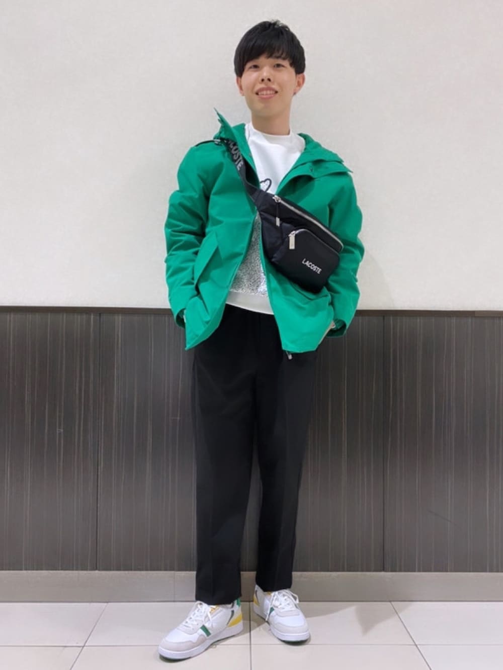「春コーデ、春めき満開コーデ、スポーツミックス、春服コーデ、メンズファッション、春服、スウェット、スニーカー、マウンテンパーカー、キャップ、ボディバッグ、ラコステ、LACOSTE」｜「LACOSTEのワイド＆ショートフィールドジャケット（ブルゾン、グリーン系）」を使った、sakataさん（メンズ・169cm）の春コーディネートの2枚目の写真
