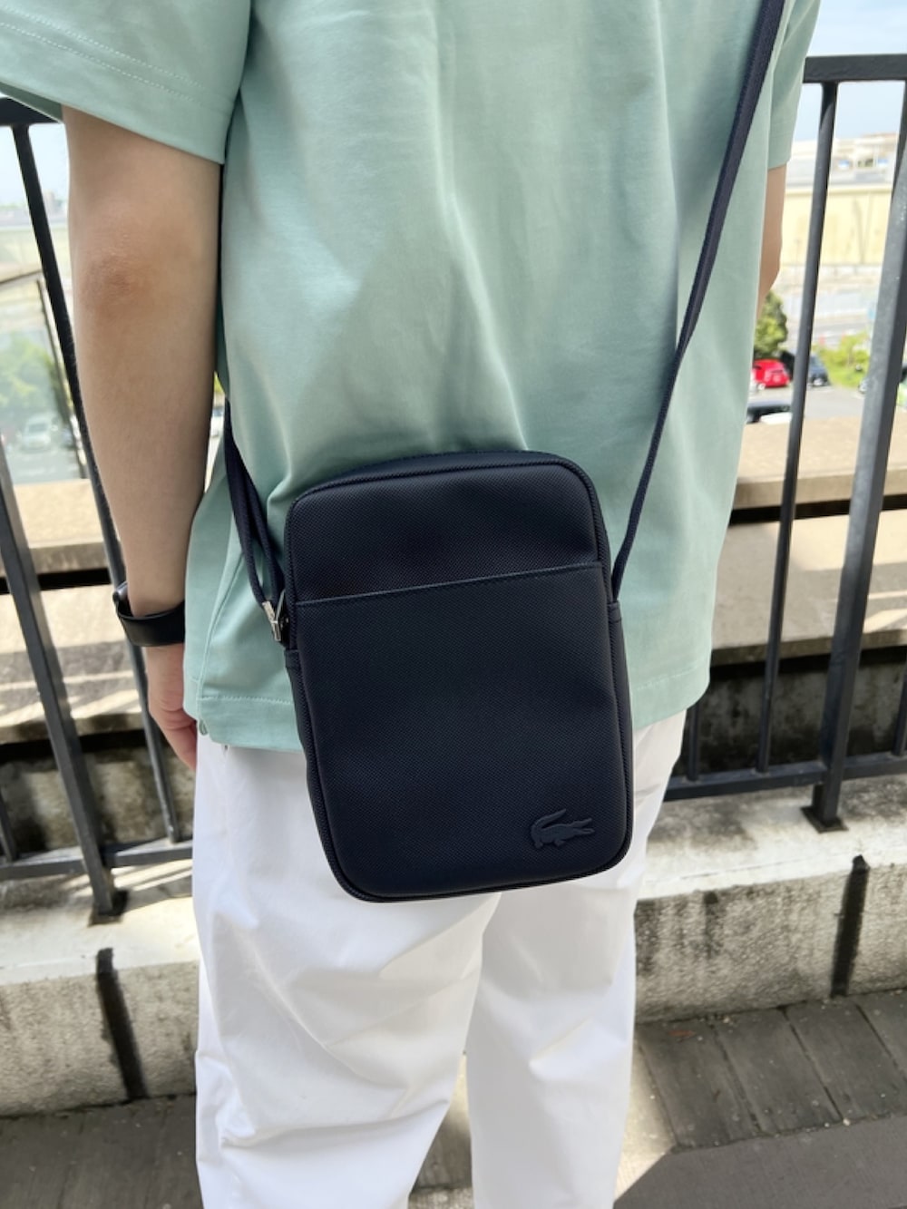 「春めき満開コーデ、春コーデ、メンズファッション、春服、春服コーデ、おでかけコーデ、シャツスタイル、シャツ、柄シャツ、ホワイトパンツ、ショルダーバッグ、スリッポン、夏、夏コーデ、ラコステ」｜「LACOSTEのストレッチゴルフオープンネックシャツ（シャツ/ブラウス、ブルー系）」を使った、sakataさん（メンズ・169cm）の春コーディネートの8枚目の写真