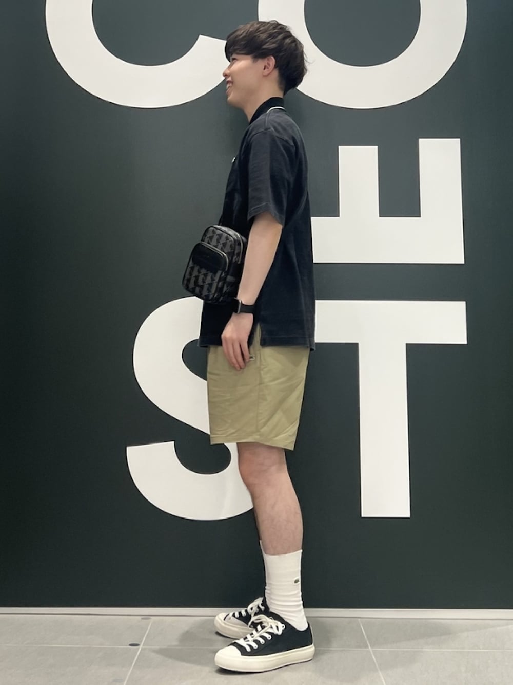 「春コーデ、春めき満開コーデ、メンズファッション、ゆるコーデ、ブラックコーデ、春服、ブラック、おでかけコーデ、カジュアルコーデ、ポロシャツ、インディゴ、ショートパンツ、スニーカー」｜「LACOSTEの配色リブニットインディゴポロシャツ（ポロシャツ、グレー系）」を使った、sakataさん（メンズ・169cm）の春コーディネートの3枚目の写真
