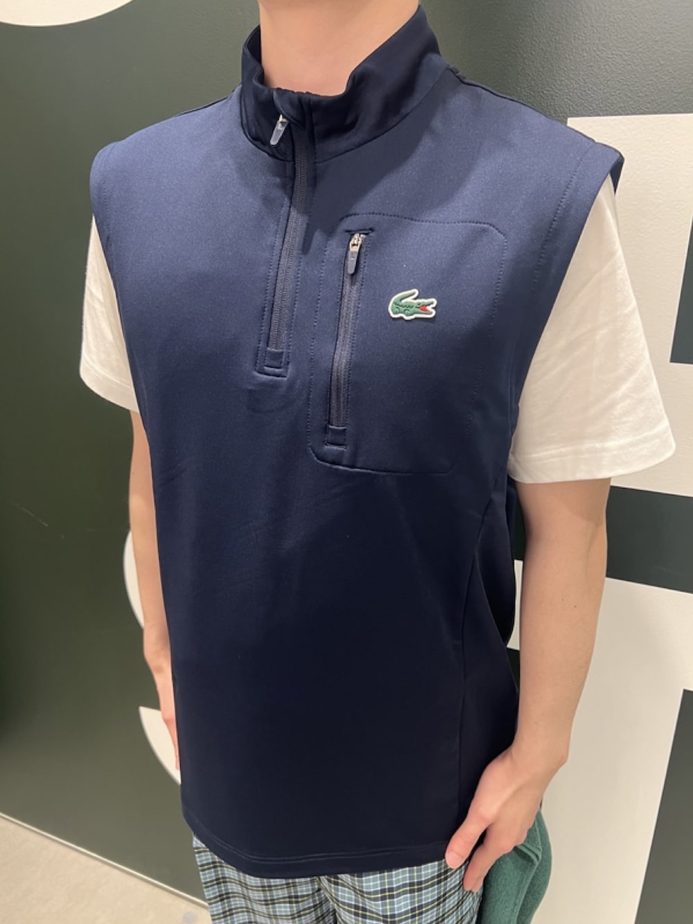 「ベスト、スポーツミックス、キャップ、休日スタイル、スニーカー、ゴルフ、スポーティ、ショートパンツ、Tシャツ、ショルダーバッグ」｜「LACOSTEのワンポイント 耐水ゴルフキャップ（キャップ、ブルー系）」を使った、sakataさん（メンズ・169cm）の春コーディネートの4枚目の写真