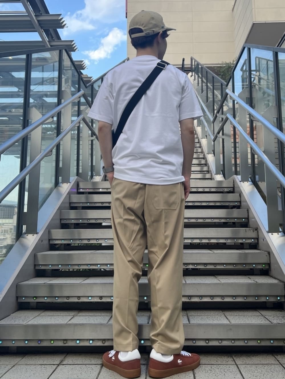 「春コーデ、春めき満開コーデ、メンズファッション、春服、おでかけコーデ、トレンド、Tシャツ、リラックス、スラックス、スニーカー、ショルダーバッグ、キャップ、ラコステ」｜「LACOSTEのメンズクラシック ショルダーバッグ（ショルダーバッグ、ブラック系）」を使った、sakataさん（メンズ・169cm）の春コーディネートの4枚目の写真