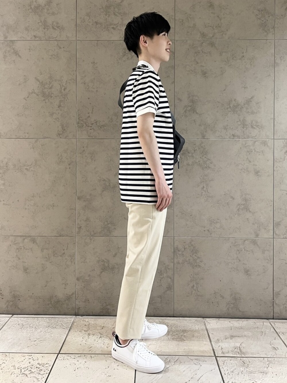 「スラックス、スニーカー、春夏コーデ、低身長コーデ、ボーダー」｜「LACOSTEのメンズ LA PIQU?E TRI 22 1（スニーカー、ホワイト系）」を使った、sakataさん（メンズ・168cm）の春コーディネートの3枚目の写真