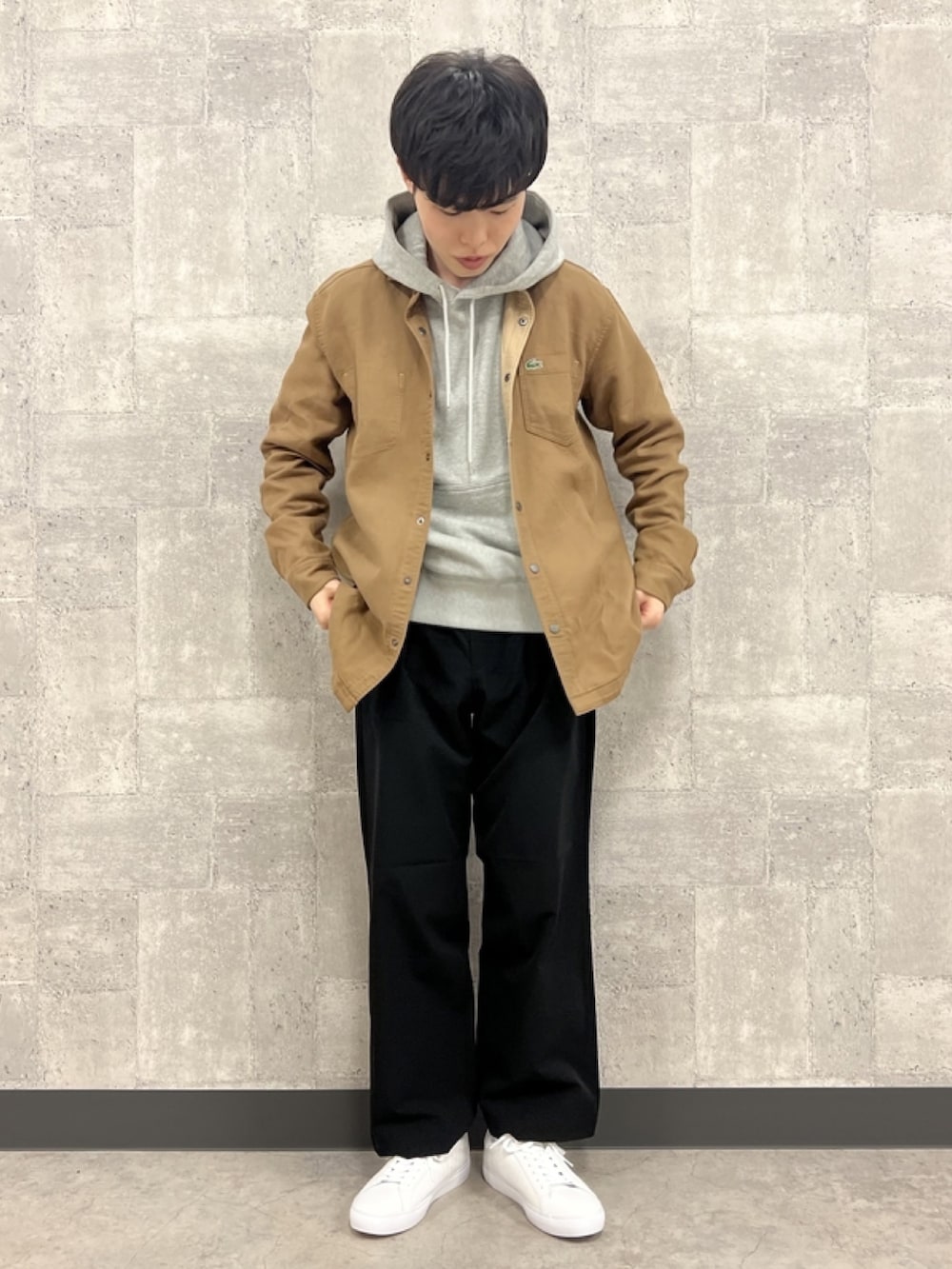 「メンズファッション、シティーボーイ、おでかけコーデ、お洒落さんとつながりたい、シャツスタイル、リバーシブル、リバーシブルシャツ、リュック、リュックスタイル、パーカー、フーディー、スニーカー、スニーカーコーデ、ラコステ、LACOSTE」｜「LACOSTEのプレーン×カラーブロックリバーシブルシャツ（シャツ/ブラウス、イエロー系）」を使った、sakataさん（メンズ・169cm）の春コーディネートの5枚目の写真