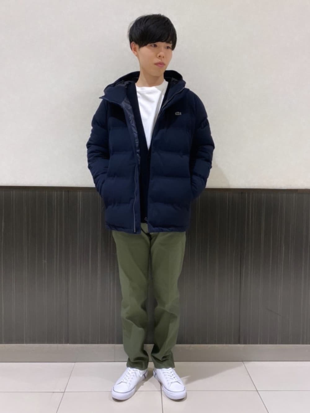 「ジャケット、メンズファッション、ダウン、ダウンジャケット、カーディガン、Tシャツ、ロンT、ラコステ、LACOSTE」｜「LACOSTEのミラノリブニットカーディガンジャケット（カーディガン/ボレロ、ブラック系）」を使った、sakataさん（メンズ・169cm）の春コーディネートの2枚目の写真
