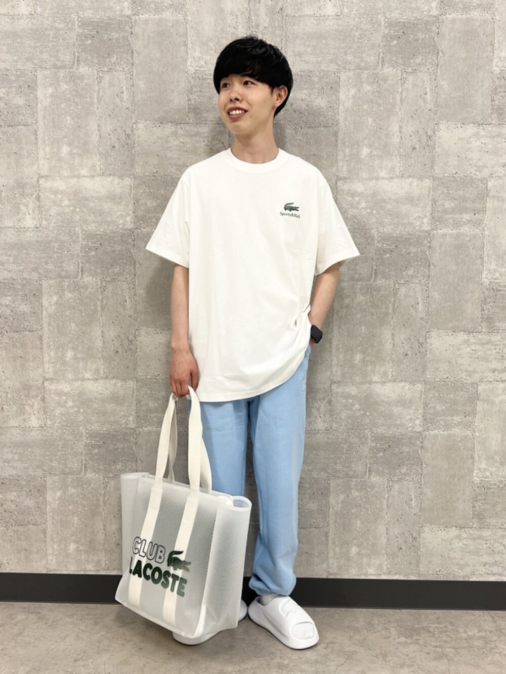 「春めき満開コーデ、春コーデ、チェックシャツ、スウェットパンツ、サンダル、トートバッグ、夏、ラコステ、LACOSTE」｜「LACOSTEのオープンネックチェックシャツ（シャツ/ブラウス、グリーン系）」を使った、sakataさん（メンズ・169cm）の春コーディネートの2枚目の写真
