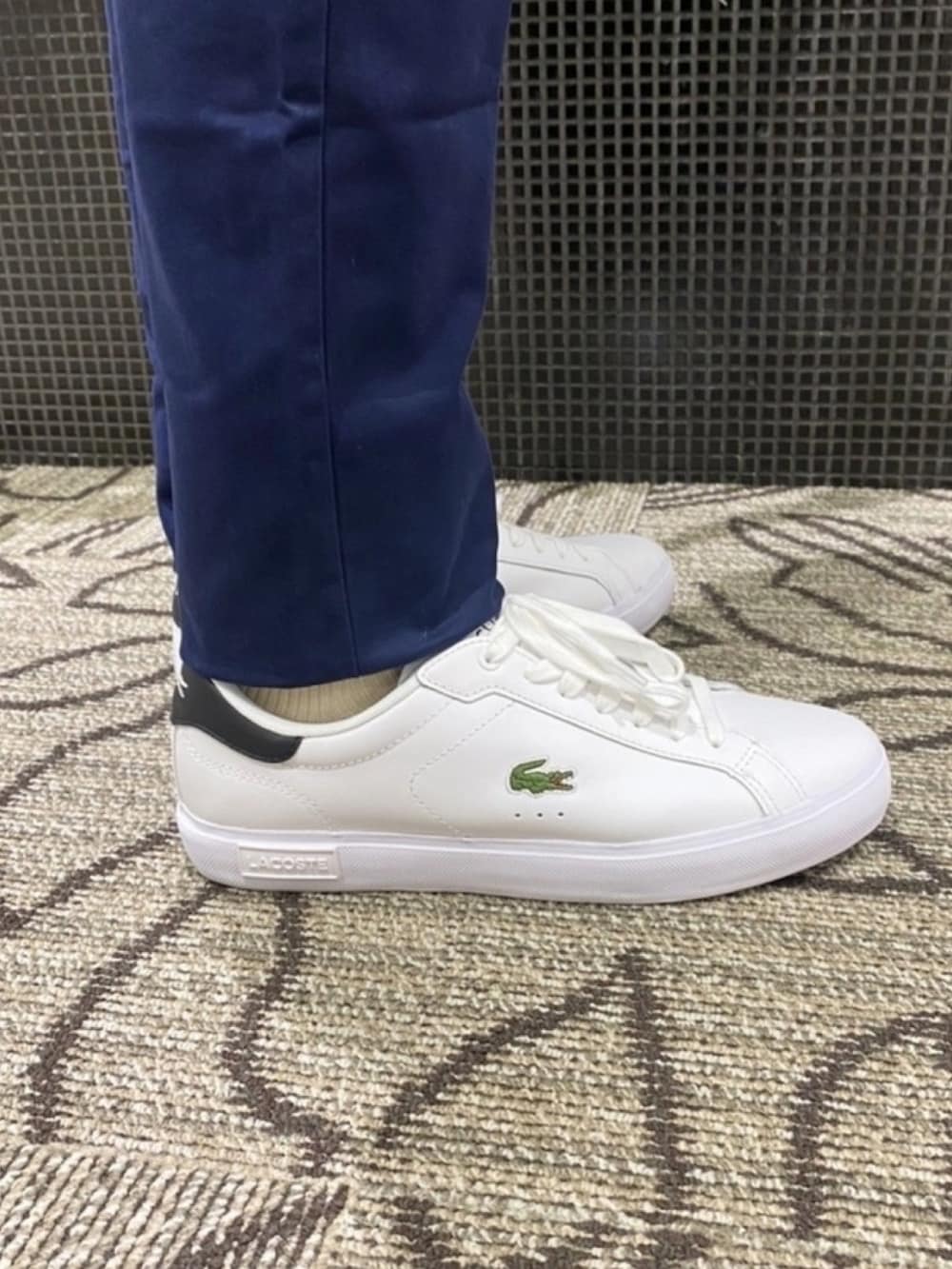 「メンズファッション、ニット、シャツ、チノパンツ、ショルダーバッグ、マフラー、スニーカー」｜「LACOSTEのケーブル編みニットセーター（ニット/セーター、ブルー系）」を使った、sakataさん（メンズ・169cm）の春コーディネートの8枚目の写真