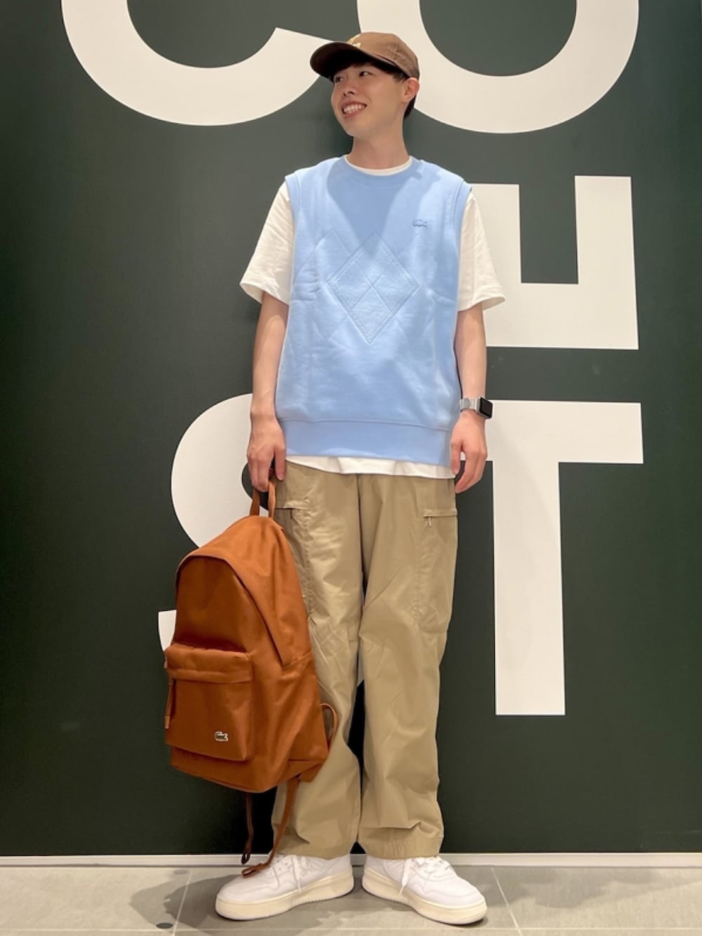 「春コーデ、春めき満開コーデ、メンズファッション、春服、トレンド、Tシャツ、ベスト、キャップ、カーゴパンツ、スニーカー、リュック、バックパック、ラコステ、LACOSTE」｜「LACOSTEのオーバーサイズ アーガイル柄パッチ&ステッチスウェットベスト（ベスト、ブルー系）」を使った、sakataさん（メンズ・169cm）の春コーディネートの2枚目の写真
