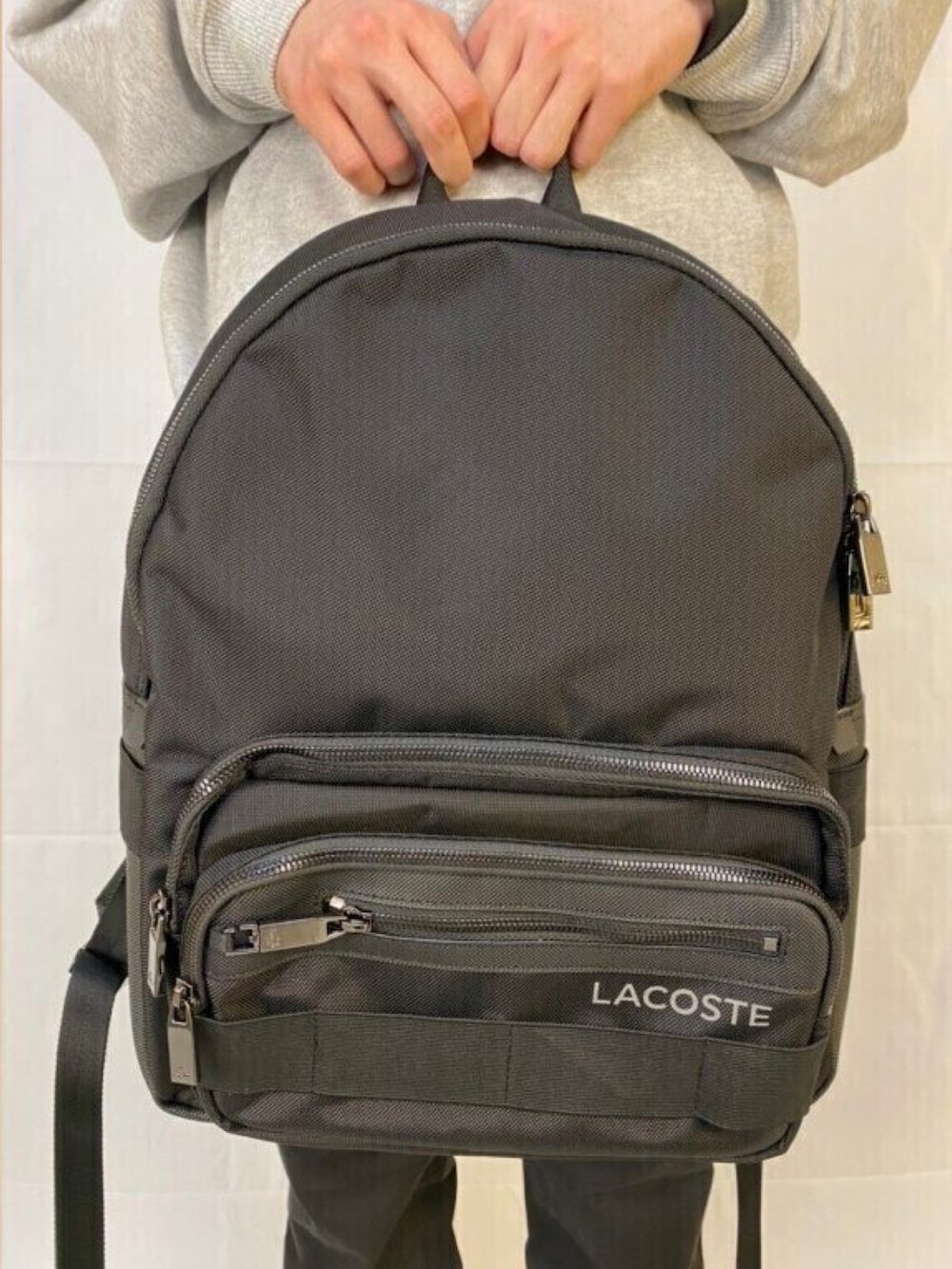 「メンズファッション、おでかけコーデ、お洒落さんとつながりたい、ブラック、チェックシャツ、フーディー、スウェット、パーカー、リュック、スニーカー」｜「LACOSTEのロゴプリントフードスウェットシャツ（パーカー、グレー系）」を使った、sakataさん（メンズ・169cm）の春コーディネートの7枚目の写真