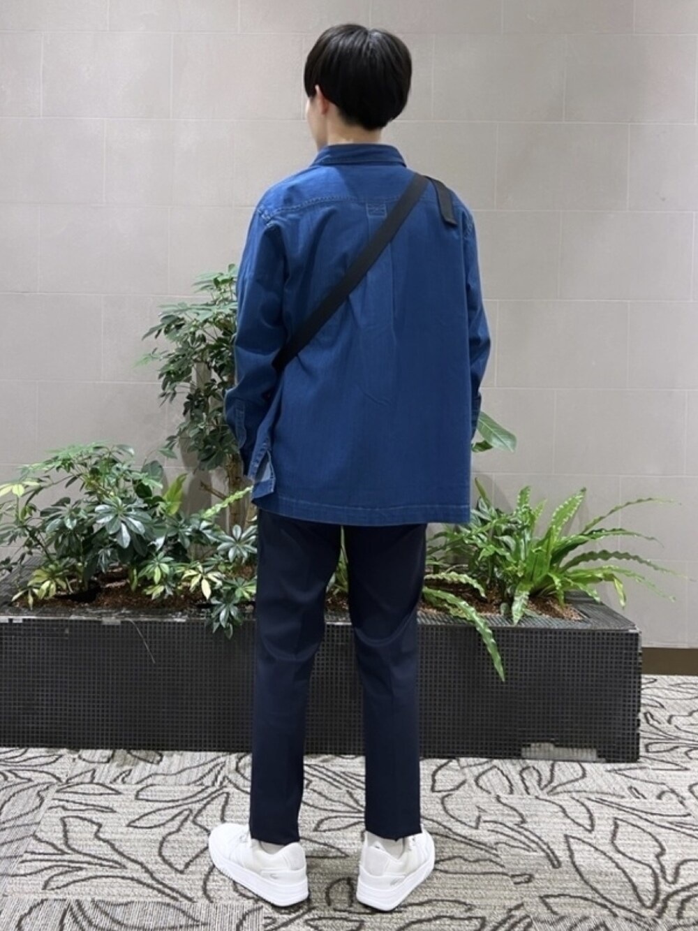 「ジャケット、春めき満開コーデ、春コーデ、メンズファッション、春服、春服コーデ、デニム、デニムシャツ、スラックス、ショルダーバッグ、スニーカー、ラコステ、LACOSTE」｜「LACOSTEのストレッチデニムシャツジャケット（シャツ/ブラウス、ブルー系）」を使った、sakataさん（メンズ・169cm）の春コーディネートの4枚目の写真