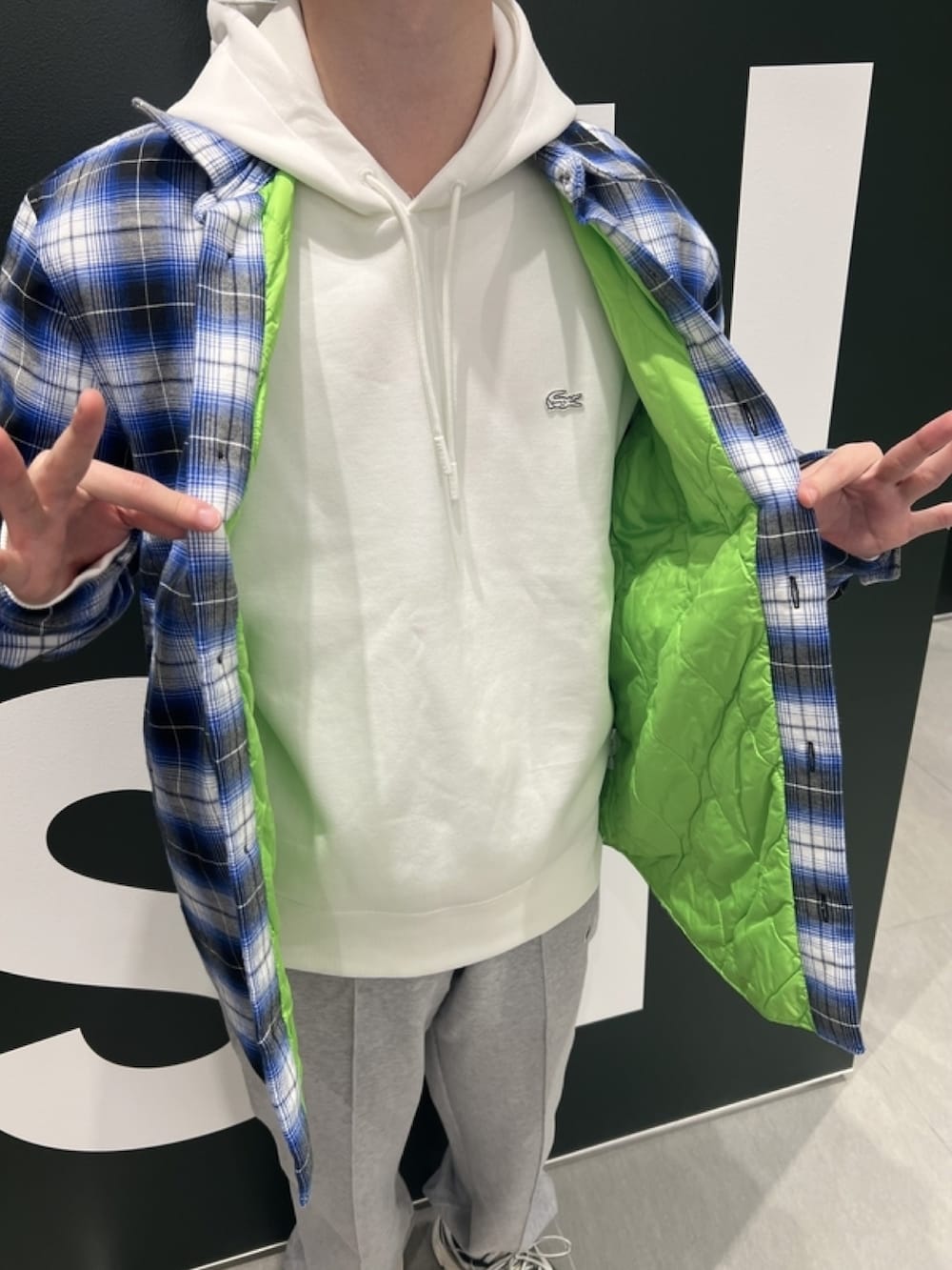 「シャツジャケット、パーカー、メンズファッション、チェックシャツ、スウェットパンツ、スニーカー、スニーカーコーデ、春コーデ、春めき満開コーデ、ショルダーバッグ、ラコステ、LACOSTE」｜「LACOSTEのキルティング インサレーションネルシャツジャケット（シャツ/ブラウス、ブルー系）」を使った、sakataさん（メンズ・169cm）の春コーディネートの7枚目の写真