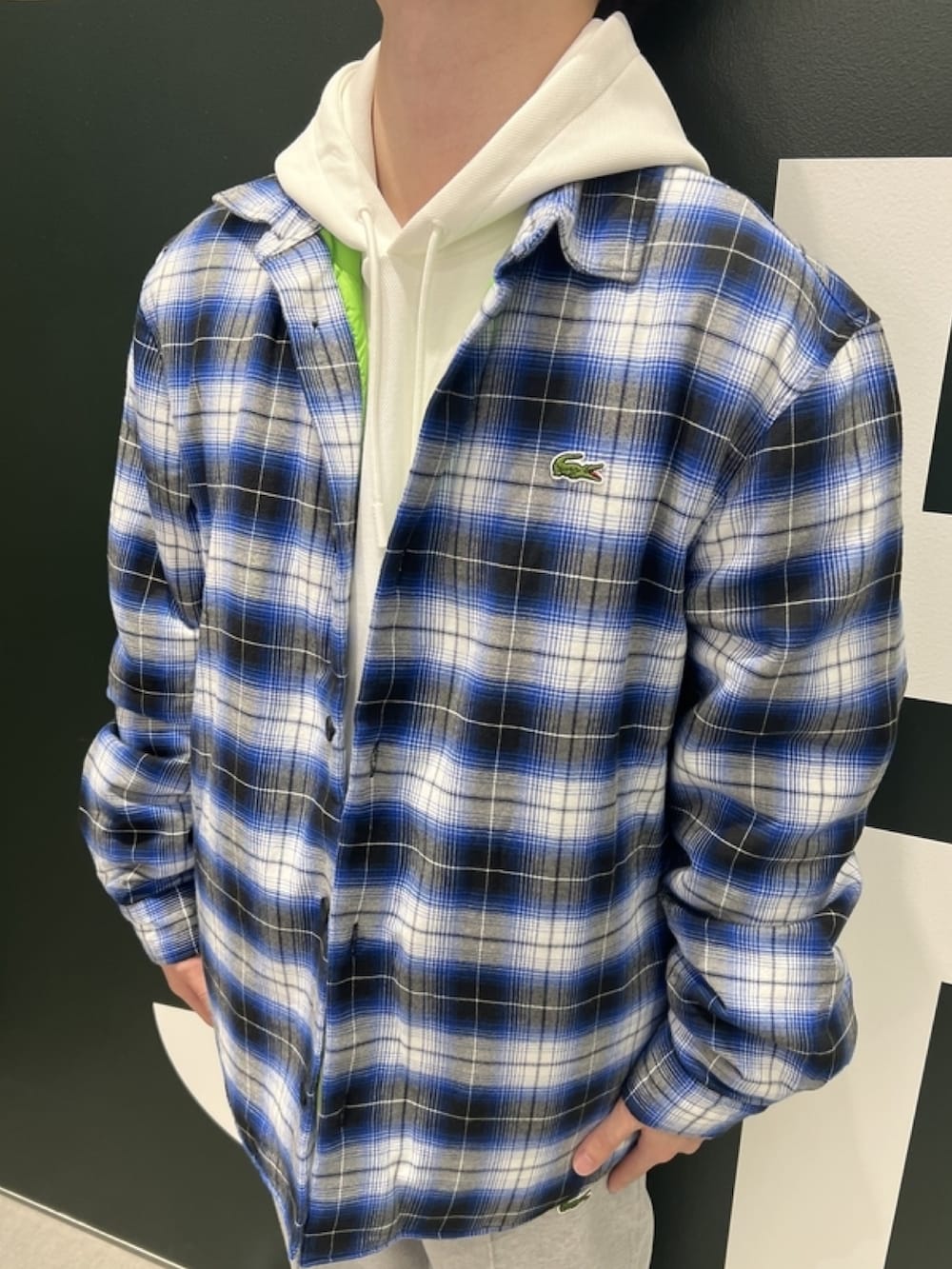 「シャツジャケット、パーカー、メンズファッション、チェックシャツ、スウェットパンツ、スニーカー、スニーカーコーデ、春コーデ、春めき満開コーデ、ショルダーバッグ、ラコステ、LACOSTE」｜「LACOSTEのキルティング インサレーションネルシャツジャケット（シャツ/ブラウス、ブルー系）」を使った、sakataさん（メンズ・169cm）の春コーディネートの6枚目の写真