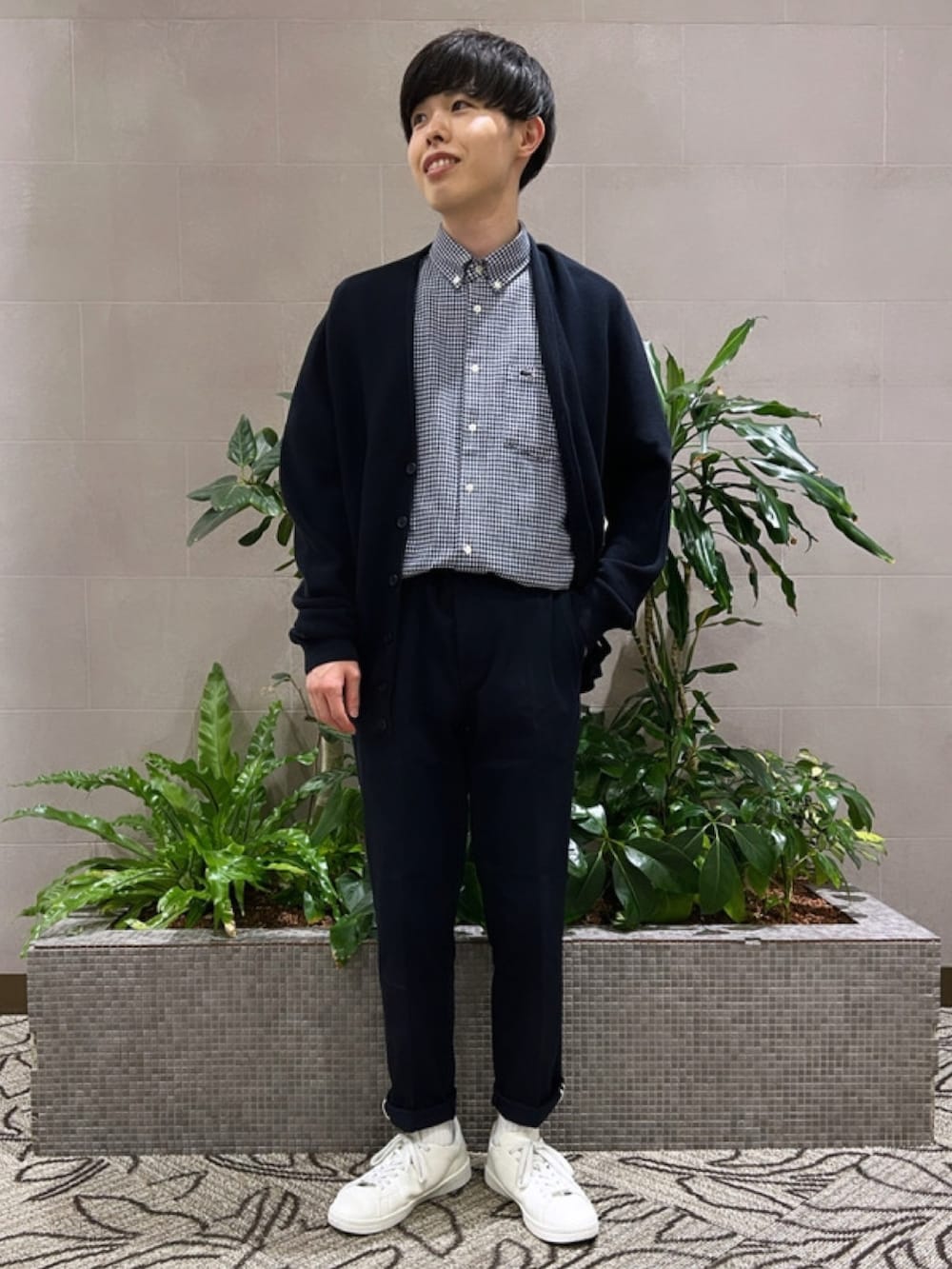 「ギンガムチェック、きれいめカジュアル、春夏コーデ、スニーカー、シャツスタイル、キレイめコーデ」｜「LACOSTEのクールマックスブレンドジャガード半袖チェックシャツ（シャツ/ブラウス、ブルー系）」を使った、sakataさん（メンズ・168cm）の春コーディネートの5枚目の写真