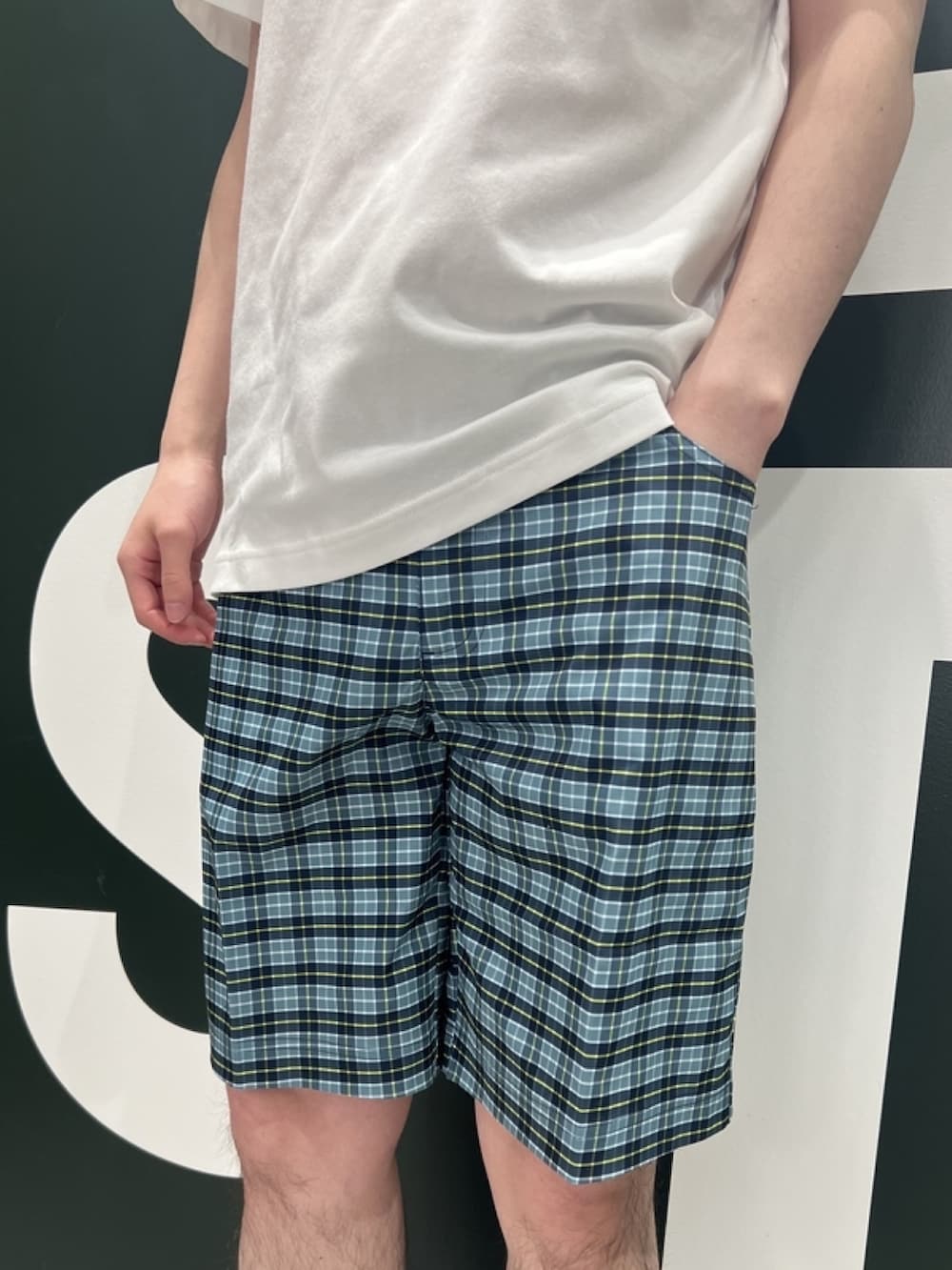 「ベスト、スポーツミックス、キャップ、休日スタイル、スニーカー、ゴルフ、スポーティ、ショートパンツ、Tシャツ、ショルダーバッグ」｜「LACOSTEのワンポイント 耐水ゴルフキャップ（キャップ、ブルー系）」を使った、sakataさん（メンズ・169cm）の春コーディネートの6枚目の写真