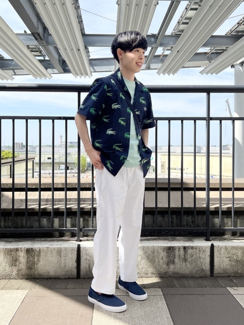 「春めき満開コーデ、春コーデ、メンズファッション、春服、春服コーデ、おでかけコーデ、シャツスタイル、シャツ、柄シャツ、ホワイトパンツ、ショルダーバッグ、スリッポン、夏、夏コーデ、ラコステ」｜「LACOSTEのストレッチゴルフオープンネックシャツ（シャツ/ブラウス、ブルー系）」を使った、sakataさん（メンズ・169cm）の春コーディネートの3枚目の写真