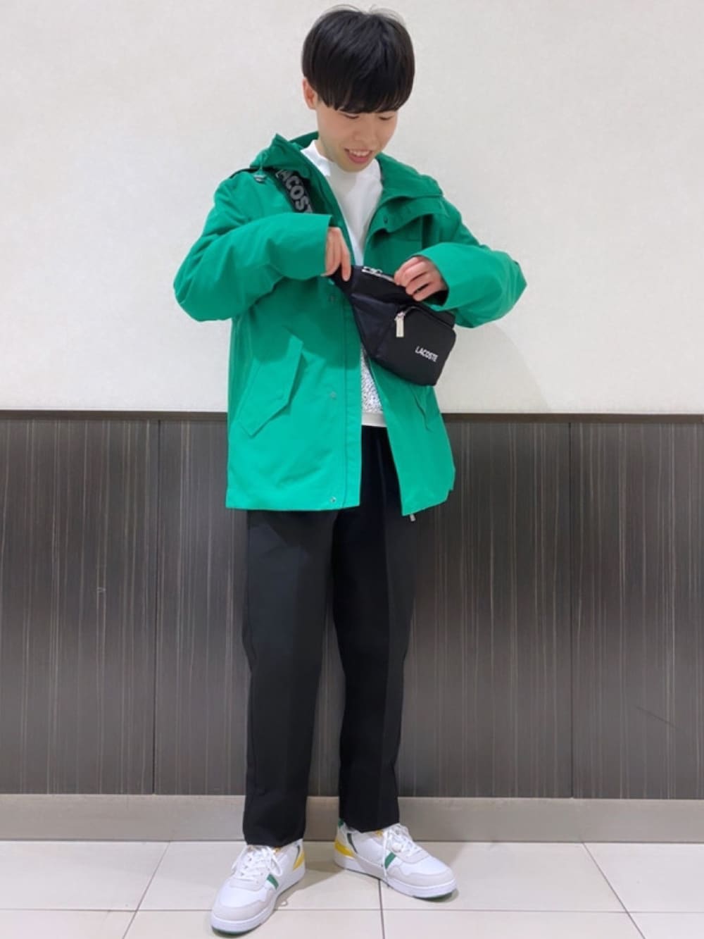 「春コーデ、春めき満開コーデ、スポーツミックス、春服コーデ、メンズファッション、春服、スウェット、スニーカー、マウンテンパーカー、キャップ、ボディバッグ、ラコステ、LACOSTE」｜「LACOSTEのワイド＆ショートフィールドジャケット（ブルゾン、グリーン系）」を使った、sakataさん（メンズ・169cm）の春コーディネートの3枚目の写真