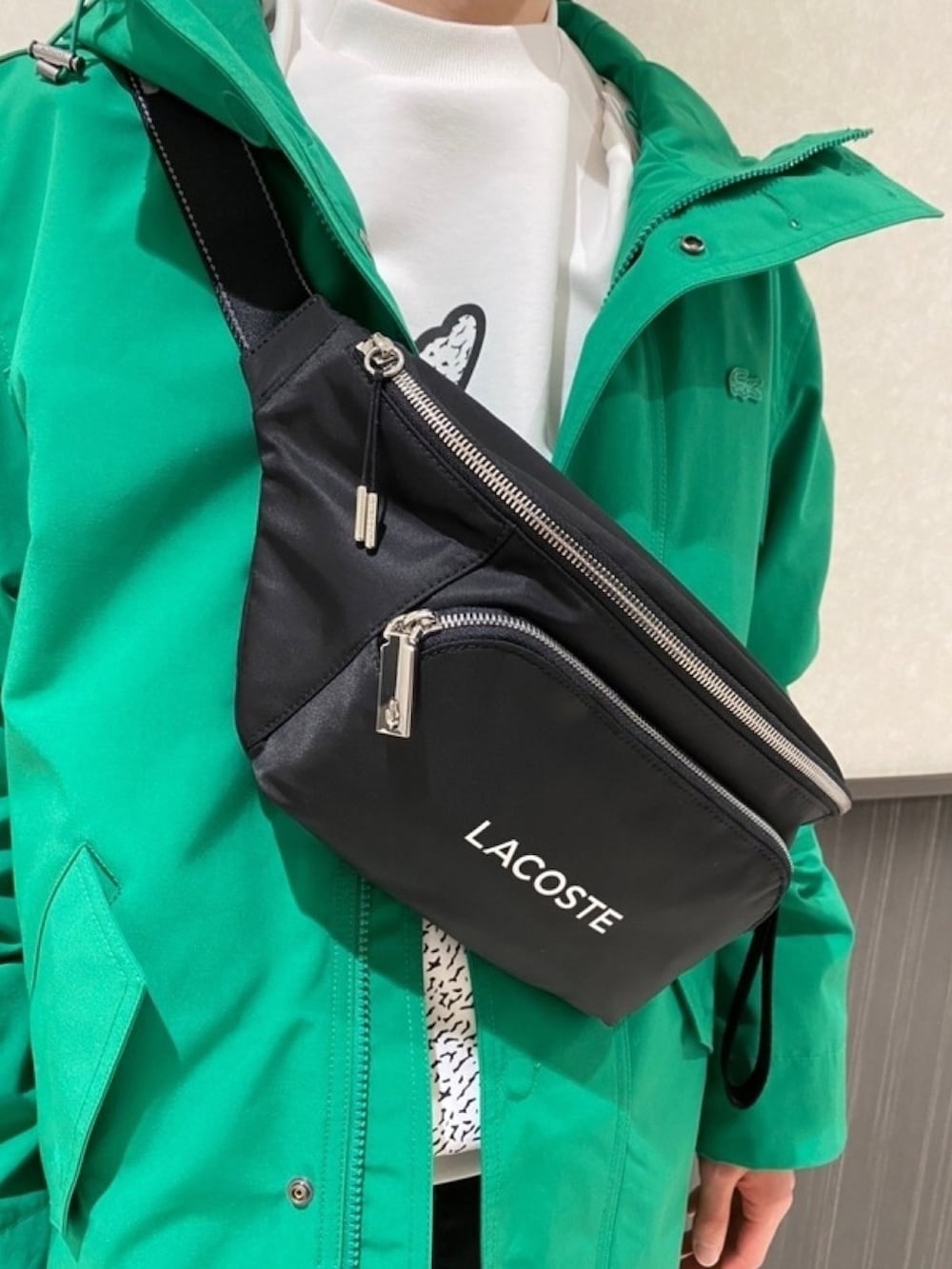 「春コーデ、春めき満開コーデ、スポーツミックス、春服コーデ、メンズファッション、春服、スウェット、スニーカー、マウンテンパーカー、キャップ、ボディバッグ、ラコステ、LACOSTE」｜「LACOSTEのワイド＆ショートフィールドジャケット（ブルゾン、グリーン系）」を使った、sakataさん（メンズ・169cm）の春コーディネートの7枚目の写真