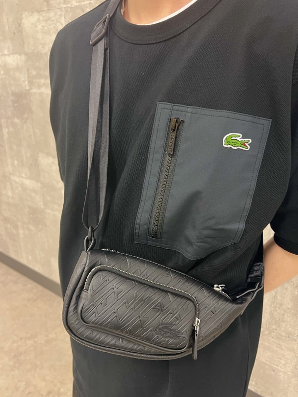 「スポーツミックス、春コーデ、春めき満開コーデ、メンズファッション、Tシャツ、スポーティー、カーゴパンツ、ラコステ、LACOSTE」｜「LACOSTEのアウトドアジップポケット鹿の子地半袖Tシャツ（Tシャツ/カットソー、ブラック系）」を使った、sakataさん（メンズ・169cm）の春コーディネートの6枚目の写真