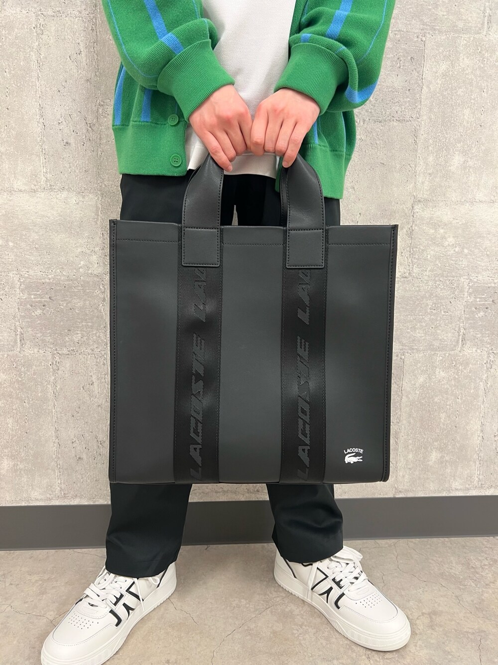 「きれいめカジュアル、カーディガン、春服、メンズファッション、スニーカーコーデ、グリーン、ストライプ、白スニーカー、ポロシャツ」｜「LACOSTEのオーガニックコットンVネックカーディガン（ニット/セーター、グリーン系）」を使った、sakataさん（メンズ・168cm）の春コーディネートの8枚目の写真