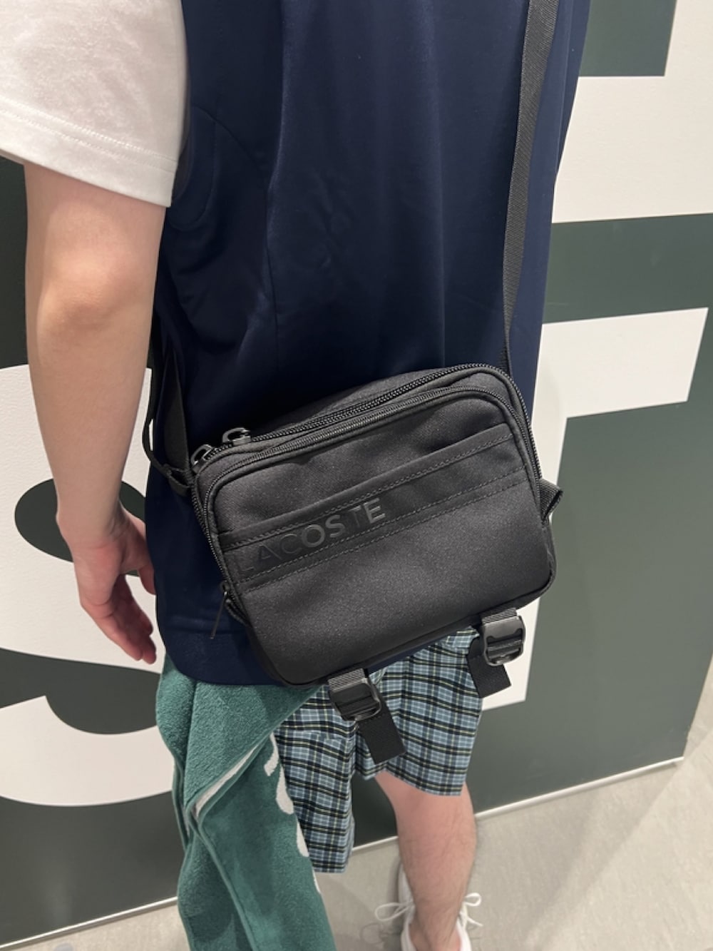 「ベスト、スポーツミックス、キャップ、休日スタイル、スニーカー、ゴルフ、スポーティ、ショートパンツ、Tシャツ、ショルダーバッグ」｜「LACOSTEのワンポイント 耐水ゴルフキャップ（キャップ、ブルー系）」を使った、sakataさん（メンズ・169cm）の春コーディネートの9枚目の写真