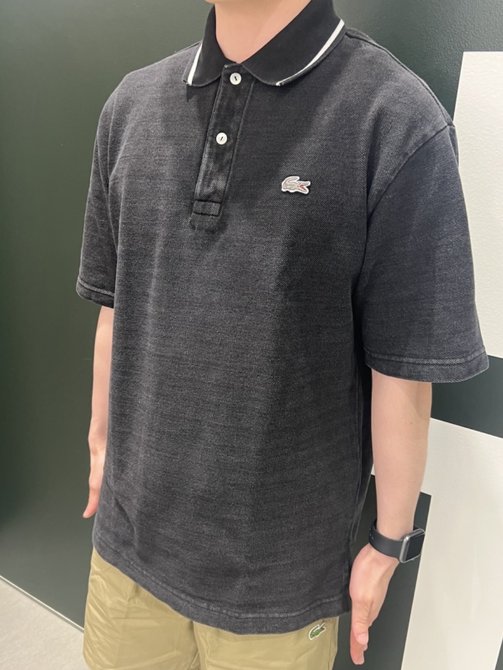 「春コーデ、春めき満開コーデ、メンズファッション、ゆるコーデ、ブラックコーデ、春服、ブラック、おでかけコーデ、カジュアルコーデ、ポロシャツ、インディゴ、ショートパンツ、スニーカー」｜「LACOSTEの配色リブニットインディゴポロシャツ（ポロシャツ、グレー系）」を使った、sakataさん（メンズ・169cm）の春コーディネートの5枚目の写真