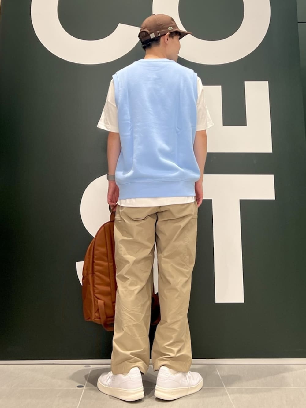 「春コーデ、春めき満開コーデ、メンズファッション、春服、トレンド、Tシャツ、ベスト、キャップ、カーゴパンツ、スニーカー、リュック、バックパック、ラコステ、LACOSTE」｜「LACOSTEのオーバーサイズ アーガイル柄パッチ&ステッチスウェットベスト（ベスト、ブルー系）」を使った、sakataさん（メンズ・169cm）の春コーディネートの4枚目の写真
