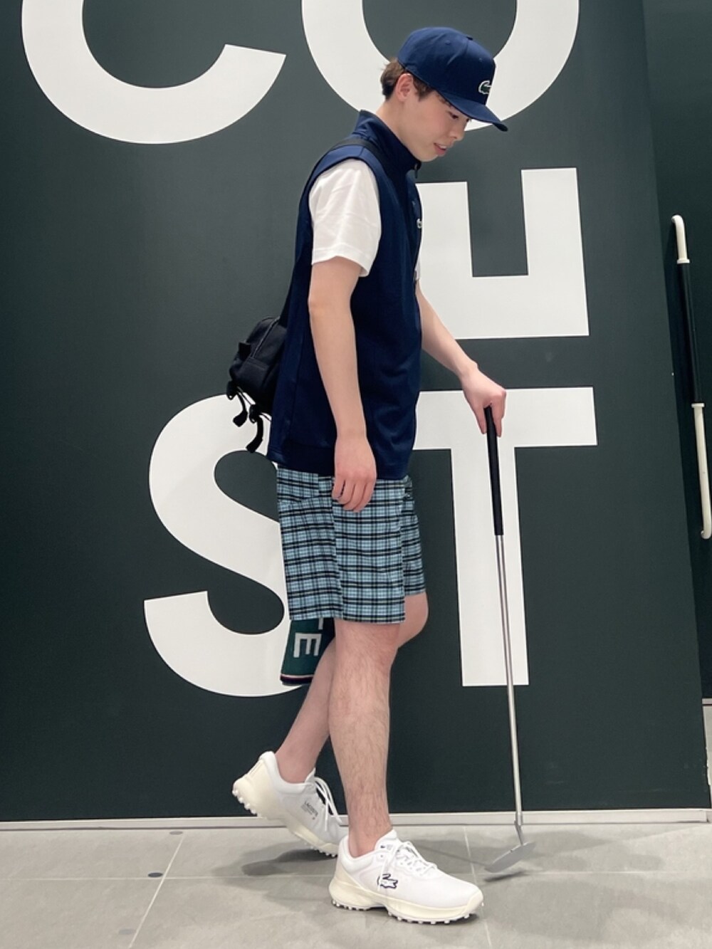 「ベスト、スポーツミックス、キャップ、休日スタイル、スニーカー、ゴルフ、スポーティ、ショートパンツ、Tシャツ、ショルダーバッグ」｜「LACOSTEのワンポイント 耐水ゴルフキャップ（キャップ、ブルー系）」を使った、sakataさん（メンズ・169cm）の春コーディネートの2枚目の写真