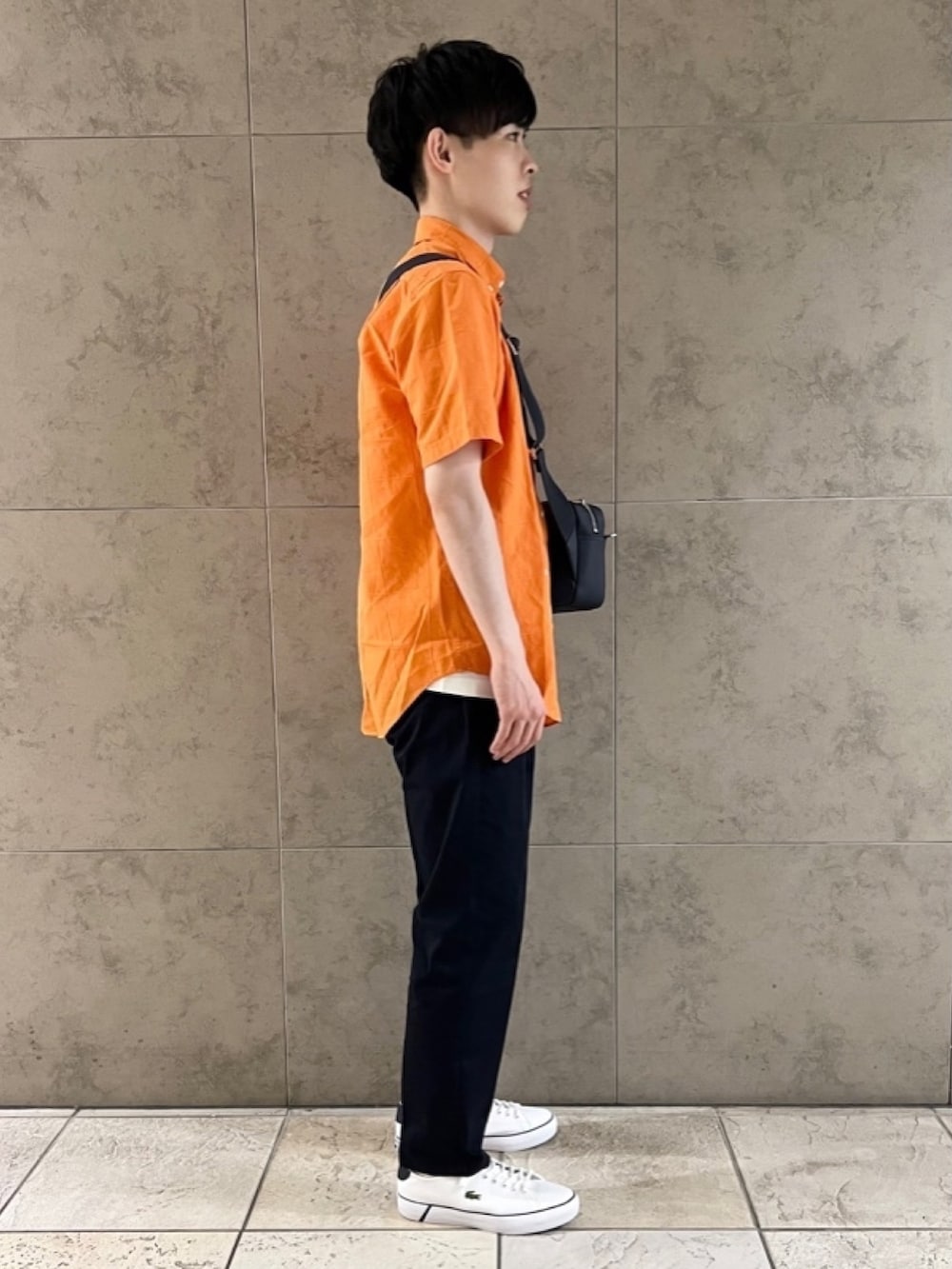 「春コーデ、春めき満開コーデ、メンズファッション、春服、春服コーデ、シャツ、シャツスタイル、リネンシャツ、Tシャツ、ショルダーバッグ、スニーカー、ラコステ、LACOSTE」｜「LACOSTEのリネン×コットンワントーンウィンドウペンチェックシャツ（シャツ/ブラウス、オレンジ系）」を使った、sakataさん（メンズ・169cm）の春コーディネートの3枚目の写真
