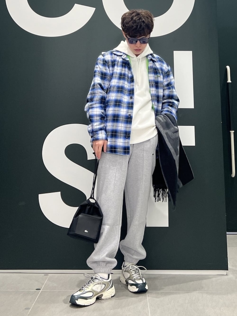 「シャツジャケット、パーカー、メンズファッション、チェックシャツ、スウェットパンツ、スニーカー、スニーカーコーデ、春コーデ、春めき満開コーデ、ショルダーバッグ、ラコステ、LACOSTE」｜「LACOSTEのキルティング インサレーションネルシャツジャケット（シャツ/ブラウス、ブルー系）」を使った、sakataさん（メンズ・169cm）の春コーディネートの2枚目の写真